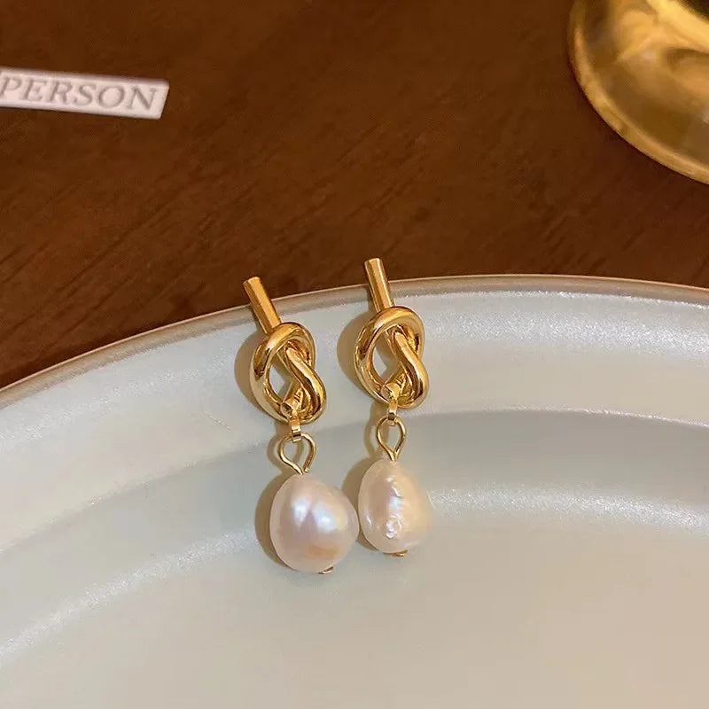 2023 New French Elegant Gold Color Bean Spliced Flat Pearl Earrings for Korean Fashion Jewelry Party Women's Sweet Accessories