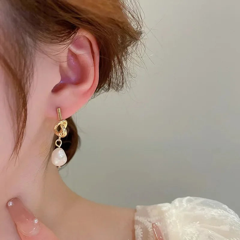 2023 New French Elegant Gold Color Bean Spliced Flat Pearl Earrings for Korean Fashion Jewelry Party Women's Sweet Accessories
